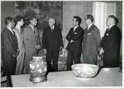 Fotografia de Américo Tomás no Palácio de Belém, recebendo em audiência a direção do Ginásio Clube Português 