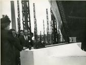 Fotografia de Maria Madalena, filha de Américo Tomás, nos Estaleiros da C.U.F., por ocasião da cerimónia da sua flutuação dos dois navios arrastões destinados à pesca do bacalhau, o “Pedro de Barcelos” e o “João Álvaro Fagundes” 