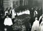 Fotografia de Américo Tomás, acompanhado por Alfredo Rodrigues dos Santos Júnior, Eduardo de Arantes e Oliveira e por José João Gonçalves de Proença, na Sé de Évora, por ocasião da cerimónia de exéquias de Dom Manuel Trindade Salgueiro