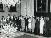 Fotografia de Américo Tomás, acompanhado de Gertrudes Rodrigues Tomás, recebendo a comitiva da visita de estado a Moçambique para um almoço oferecido pelo chefe do Estado no Palácio de Belém