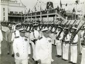 Fotografia de Américo Tomás passando revista às tropas por ocasião da inauguração do Aeroporto do Funchal, na Ilha da Madeira