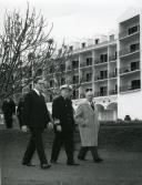 Fotografia de Américo Tomás no Alvor, presidindo à inauguração do Hotel Penina, por ocasião da visita oficial efetuada ao Algarve 