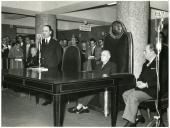 Fotografia de Américo Tomás, Manuel Gonçalves Cerejeira e comitiva, por ocasião da inauguração do Metropolitano de Lisboa, na estação de Entre Campos.