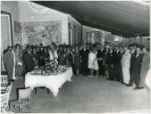 Fotografia de Américo Tomás, acompanhado por Gertrudes Rodrigues Tomás e por Maria Natália Rodrigues Tomás, durante um chá oferecido às entidades que participaram na visita de estado a Moçambique, no Palácio de Belém