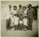 Fotografia de Américo Tomás, com as filhas Maria Natália e Maria Madalena e outros familiares e amigos visitando o Farol da Guia de Cascais