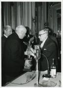 Fotografia de Américo Tomás, acompanhado por César Moreira Batista, por ocasião da cerimónia de entrega de um troféu ao Dr. Augusto Castro