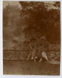 Fotografia de Gertrudes Ribeiro da Costa junto de familiares e amigos, no Miradouro da Cruz durante uma visita à Quinta da Penha Verde, em Sintra.