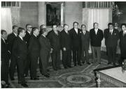 Fotografia de Américo Tomás no Palácio de Belém, recebendo em audiência a comissão organizadora do 1.º Congresso das Comunidades Portuguesas