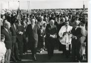 Fotografia de Américo Tomás, acompanhado por César Moreira Batista, presidindo à cerimónia de inauguração do Aeródromo de Cascais