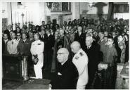 Fotografia de Américo Tomás, acompanhado por António de Oliveira Salazar e por Mário de Figueiredo, na capela do Hospital Militar da Estrela, assistindo à missa de corpo presente do Ex-Chefe do Estado, general Craveiro Lopes