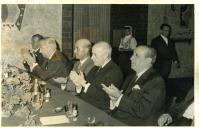 Fotografia de Américo Tomás acompanhado por António Augusto Peixoto Correia e por César Moreira Batista no restaurante Folclore, por ocasião de um almoço oferecido por José Manuel Martins