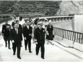 Fotografia de Américo Tomás na inauguração da Barragem da Bravura, no Algarve