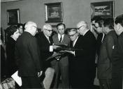 Fotografia de Américo Tomás nas instalações do Diário de Notícias, visitando uma exposição retrospetiva do pintor José Campas