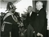 Fotografia de Oliveira Salazar, Albino dos Reis e Hailé Salassié I, por ocasião da sua visita de Estado a Portugal, no Cais das Colunas, em Lisboa.