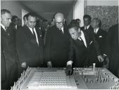 Fotografia de Américo Tomás em Alverca, presidindo à inauguração de uma nova unidade fabril da Companhia Previdente