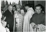 Fotografia de Américo Tomás em Lisboa inaugurando a igreja de Nossa Senhora Auxiliadora nas oficinas de São José