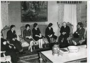 Fotografia de Américo Tomás no Palácio de Belém, recebendo em audiência elementos da direção da Academia de Música de Santa Cecília