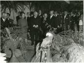 Fotografia de Tomás acompanhado por Gertrudes Rodrigues Tomás na Feiras das Indústrias, por ocasião da inauguração da XII Exposição de Floricultura da Câmara Municipal de Lisboa