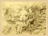 Fotografia de Américo Tomás, sentado entre os seus dois irmãos António (à esquerda) e Bernardo