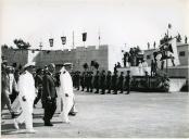 Fotografia de Américo Tomás acompanhado por António Augusto Peixoto Correia no Quartel do Esquadrão dos Dragões na cidade de Maputo, por ocasião da visita de estado efetuada a Moçambique