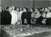 Fotografia de Américo Tomás acompanhado por António Augusto Peixoto Correia na cidade de Maputo observando uma maqueta na Escola de Estudos Gerais, por ocasião da visita de estado efetuada a Moçambique