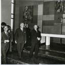 Fotografia de Américo Tomás em Sacavém, acompanhado por José João Gonçalves de Proença e por Inocêncio Galvão Teles, visitando a igreja, por ocasião da inauguração do Bairro da SACOR