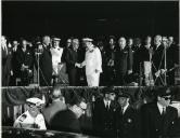Fotografia de Américo Tomás cumprimentando Oliveira Salazar durante um desfile militar, em Lisboa