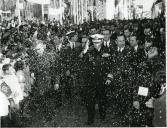 Fotografia de Américo Tomás saudando a população, por ocasião da visita efetuada à vila da Azambuja, durante a qual inaugura a fábrica de automóveis Ford 