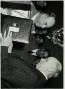 Fotografia de Américo Tomás e Raúl Cordeiro Pereira de Castro, por ocasião da sua visita ao Palácio de Belém, em Lisboa.