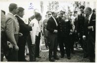 Fotografia de Américo Tomás acompanhado por Cândido Pombeiro, Eduardo de Arantes e Oliveira, Isabel do Carmo caminhando nas ruas de Serpa durante a visita ao Alentejo de 12 a 14 de abril