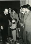 Fotografia de Américo Tomás com os rapazes da Casa do Gaiato de Beja no Palácio de Belém