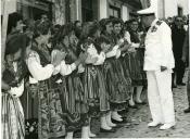 Fotografia de Américo Tomás cumprimentando a população durante a visita a Valença do Minho