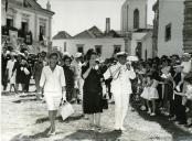 Fotografia de Américo Tomás, acompanhado por Gertrudes Rodrigues Tomás, em Faro, por ocasião da visita oficial efetuada ao Algarve