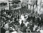 Fotografia de Américo Tomás, acompanhado por Quintanilha e Mendonça Dias, caminhando pelas ruas de Peso da Régua, por ocasião da visita oficial efetuada ao norte de Portugal