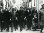 Fotografia de Américo Tomás, acompanhado por Alfredo Rodrigues dos Santos Júnior, por ocasião da visita oficial realizada ao distrito de Viseu
