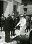 Fotografia de Américo Tomás durante uma visita oficial