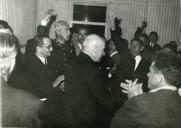Fotografia de Américo Tomás visitando o refeitório dos operários, após a inauguração da Barragem da Bemposta