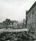 Fotografia de Américo Tomás saudando a população por ocasião da visita oficial efetuada ao distrito da Guarda, entre o dia 30 de maio e o dia 2 de junho de 1964