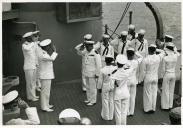 Fotografia de Américo Tomás sendo recebido a bordo do cruzador “USS Houston” por ocasião da visita da 12ª Esquadra norte-americana a Lisboa