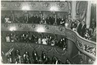 Fotografia de Américo Tomás, ao lado de Óscar Carmona, no Teatro Nacional de São Carlos por ocasião da visita a Lisboa da “Home Fleet” britânica