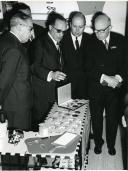 Fotografia de Américo Tomás, acompanhado por José João Gonçalves de Proença, na Feira das Indústrias, presidindo à inauguração de uma exposição de produtos oftalmológicos