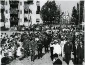 Fotografia de Américo Tomás, acompanhado por Pinto Barbosa e por Alfredo Rodrigues dos Santos Júnior, saudando a população por ocasião da visita efetuada ao Museu de Etnologia do Porto