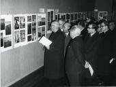 Fotografia de Américo Tomás, acompanhado por César Moreira Batista e por António Augusto Peixoto Correia, nas instalações do Secretariado Nacional de Informação, presidindo à inauguração de uma exposição de fotografias da autoria de E. Marini