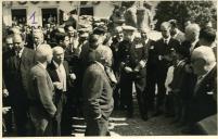 Fotografia de Américo Tomás acompanhado por Cândido Pombeiro, Eduardo de Arantes e Oliveira, Isabel do Carmo caminhando nas ruas de Serpa durante a visita efetuada ao Alentejo de 12 a 14 de abril 