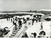 Fotografia de Américo Tomás, por ocasião da cerimónia de inauguração do Aeroporto Internacional de Faro