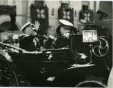 Fotografia de Américo Tomás, Félix Miranda e comitiva, por ocasião do IV aniverário da Universidade de Évora, em Évora.