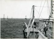Fotografia duma frota de navios da pesca de bacalhau tirada a partir do navio-hospital “Gil Eannes” nos mares da Terra Nova, no Canadá
