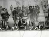 Fotografia de Américo Tomás, acompanhado por Gertrudes Rodrigues Tomás, por António Augusto Peixoto Correia e por José Augusto da Costa Almeida, discursando no banquete oferecido no Palácio da Ponta Vermelha, em Lourenço Marques, atualmente designada Maputo, por ocasião da visita de estado efetuada a Moçambique
