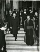 Fotografia de Américo Tomás saindo do Hospital de Jesus, depois de uma visita efetuada a Manuel Gonçalves Cerejeira