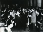 Fotografia de Américo Tomás, acompanhado por Gertrudes Rodrigues Tomás, no Cinema Monumental, por ocasião da antestreia do filme "Rapazes de Taxis"